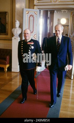 Oslo 19800607. La celebrazione di Storting del 75th° anniversario della risoluzione dell'Unione. Tre generazioni della famiglia reale erano presenti durante la celebrazione. Il politico Svenn Stray riceve il re Olav nello Storting. Foto: Erik Thorberg NTB / NTB Foto Stock