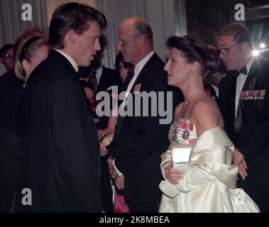 New York, Stati Uniti 199510. Il viaggio della coppia reale negli Stati Uniti. Re Harald e la regina Sonja in visita ufficiale negli Stati Uniti. Immagine: New York. Cena di gala al Waldorf Astoria Hotel. Regina Sonja in conversazione con il pattinatore Johann Olav Koss. Foto: Terje Bendiksby Foto Stock