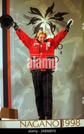 Nagano, Giappone 19980208: Anita Moen Guidon ondeggia i fiori e sorride dopo aver ricevuto la medaglia di bronzo durante la cerimonia di vittoria dopo il 15km. Acquisisci foto: Tor Richardsen / NTB Foto Stock