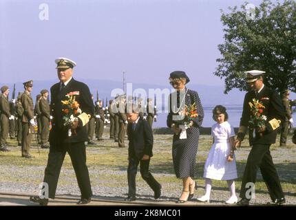 Trondheim 19800727 la famiglia reale visita Trondheim. Da V: Re Olav, un principe Haakon Magnus leggermente teso, la principessa della corona Sonja, la principessa Märtha Louise e il principe della corona Harald. Olav e Harald in uniforme. Foto: Vena Hammerstad / NTB / NTB Foto Stock