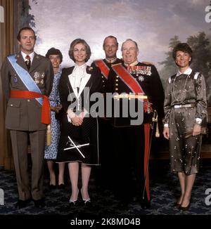 Oslo 198204 14-16 la coppia reale spagnola re Juan Carlos e la regina Sofia in visita ufficiale in Norvegia. Qui dalla fotografia ufficiale nelle birderie del castello. Ad es. Re Juan Carlos, Regina Sofia, Re Olav e Principessa della Corona Sonja. Dietro la principessa Astrid e il principe ereditario Harald. Foto: NTB / NTB Foto Stock