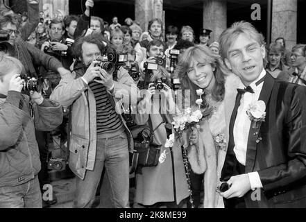 Oslo 1984-02: Matrimonio celebrità. Anita Skorgan e Jahn Teigen sono stati dedicati al municipio di Oslo il 17 febbraio 1984. Qui la coppia nuziale fotografò con una scarpa di fotografi stampa che perpetuarono tutto. Foto: Henrik Laurvik Foto Stock