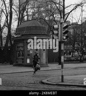 Oslo 19600604 'dove l'impulso della città bussa' Foto di Cecilhjørnet a Oslo. Stortingsgaten 8, attraversata la Stortingsgaten / Rosenkrantzgate. La telecamera riflette la vita del giorno in un angolo di strada a Oslo. Giovane donna attraversa la strada al chiosco Narvesen. Foto: Aage Storløkken / corrente / NTB Foto Stock