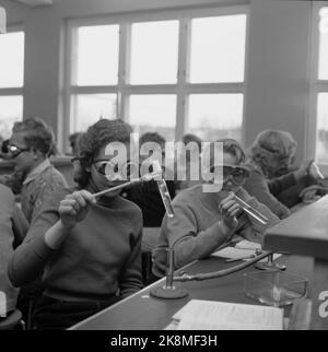 Våler nell'autunno del 1958 il Consiglio per l'Amministrazione scolastica, ha lavorato alla riforma scolastica - la nuova scuola per 9 anni. In tutto il paese sono state create diverse scuole sperimentali per provare il programma. Qui dalla scuola di Våler a Solør, che è una delle scuole sperimentali che si costruisce da terra in vista della scuola di unità. La scuola dispone di materiali didattici moderni di alto livello. Qui fisica tempo in una classe sulla G-line. Foto: Aage Storløkken / corrente / NTB. Foto Stock