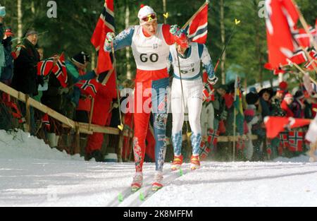 Lillehammer 19940227 Olympic-94, sci di fondo, Birkebeineren Ski Stadium. Erling liscio in azione sotto il 5-miglio, con le bandiere sullo sfondo. Foto: Lise Åserud / NTB / NTB Foto Stock