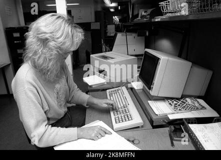 Oslo 19871020 uso di EDB / dati presso l'Ufficio della sicurezza sociale. Contabilità sui dati. Donna al lavoro al computer. Foto: Eystein Hanssen / NTB / NTB Foto Stock