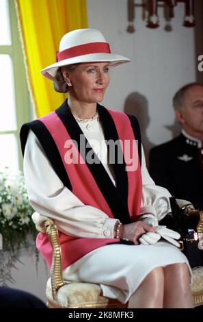 Eidsvoll 19910620: Siggingsferden 1991 giugno. Re Harald V - firma e Sigsninger. Foto: Cerimonia nel Rikssalen nell'edificio Eidsvoll qui Regina Sonja. Cappello bianco con nastro di cappello rosso. Gilet rosa e nero su abito bianco. Foto: Lise Åserud Foto Stock