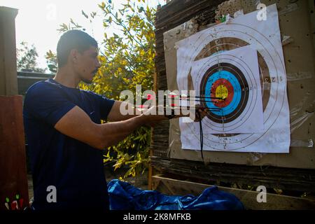 Città di Gaza, striscia di Gaza, Palestina. 23rd Ott 2022. Gaza, Palestina. 23 ottobre 2022. Palestinese Ahmed Jalal al-Zahar, 38 anni, è un atleta di tiro con l'arco che gioca con la squadra di tiro con l'arco Palestinese. Al-Zahar, che ha praticato il tiro con l'arco negli ultimi 7 anni, si sta preparando a partecipare alla Coppa Asiatica 2022, con il torneo che ora dovrebbe essere messo in scena negli Emirati Arabi Uniti. Ahmed è anche un artigiano che da diversi anni fa set di archi e frecce (Credit Image: © Ahmad Hasaballah/IMAGESLIVE via ZUMA Press Wire) Foto Stock