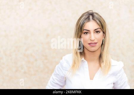 ritratto di giovane donna d'affari bionda Foto Stock