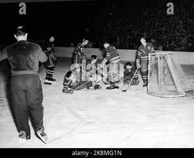 Oslo 19520224 Giochi Olimpici di Oslo, hockey su ghiaccio. Immagine di azione da Kampen Canada / USA. Foto NTB / NTB Foto Stock