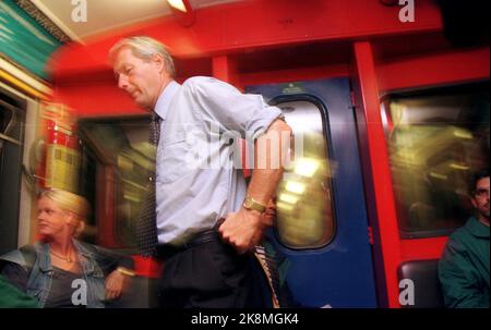 Oslo 19970909: Il primo ministro Thorbjørn Jagland stamattina ha consegnato rose alla metropolitana di Oslo. Jagland ha visitato oggi la parte orientale di Oslo in relazione alla campagna elettorale. Jagland prese la metropolitana da Økern a piazza Groenlandia. Scansione foto: Cornelius Poppe Foto Stock