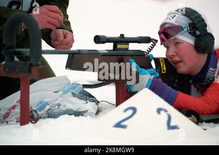 Lillehammer 19940313 Paralimpiadi-94 / Giochi Olimpici per disabili / Sport per disabili. Qui il partecipante norvegese Tone Gravvold in azione in biathlon per ciechi. Il biathlon spara per segnali audio, e i fucili sono accusati da funzionari. Foto: Aleksander Nordahl / NTB / NTB Foto Stock