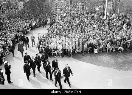 Eidsvoll 19640517 Una celebrazione speciale del 17 maggio a Eidsvoll in occasione del 150th° anniversario della Costituzione. Il re Olav viene ed è incontrato da un mare. Bambini con bandiere. Foto: NTB / NTB Foto Stock