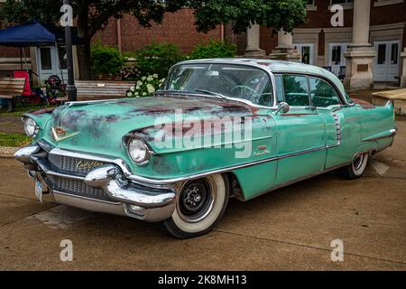 Des Moines, Iowa - 01 luglio 2022: Vista dall'alto dell'angolo anteriore di una Cadillac 62 Sedan Deville del 1956 in occasione di una fiera automobilistica locale. Foto Stock