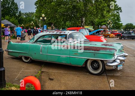 Des Moines, Iowa - 01 luglio 2022: Vista laterale in prospettiva alta di una Cadillac 62 Sedan Deville del 1956 in una fiera automobilistica locale. Foto Stock