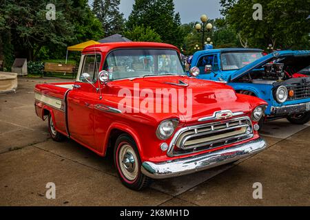 Des Moines, Iowa - 01 luglio 2022: Vista dall'alto dell'angolo anteriore di un camioncino Chevrolet 3124 Cameo Carrier Pickup del 1957 in una fiera automobilistica locale. Foto Stock