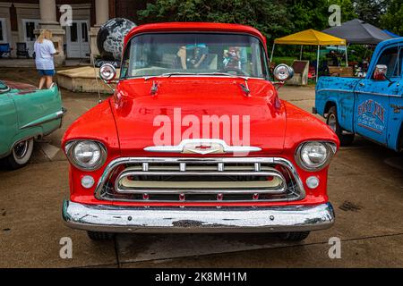 Des Moines, Iowa - 01 luglio 2022: Vista frontale in prospettiva di un camioncino Chevrolet 3124 Cameo Carrier Pickup 1957 in una fiera automobilistica locale. Foto Stock