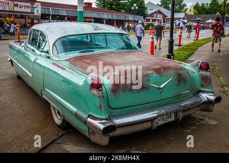 Des Moines, Iowa - 01 luglio 2022: Vista dall'alto dell'angolo posteriore di una Cadillac 62 Sedan Deville del 1956 in una fiera automobilistica locale. Foto Stock