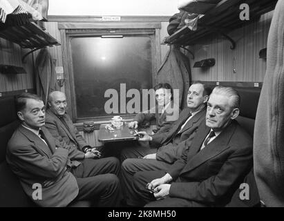 Oslo - Fredrikstad 1962. Lunga notte di viaggio al lavoro. 'Mentre la maggior parte della popolazione dorme, il nuovo 'pariacast' deve fuori dei piumini. Hanno da due a quattro ore di viaggio per lavorare ogni giorno." Relazione sul pendolarismo da Fredrikstad. Qui dal compartimento dei treni, un coupé fumatori. Foto: Ivar Aaserud / corrente / NTB Foto Stock