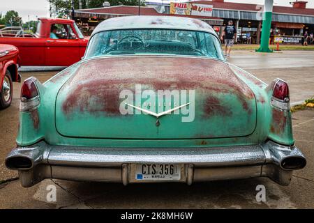 Des Moines, Iowa - 01 luglio 2022: Vista posteriore in prospettiva alta di una Cadillac 62 Sedan Deville del 1956 in una fiera automobilistica locale. Foto Stock