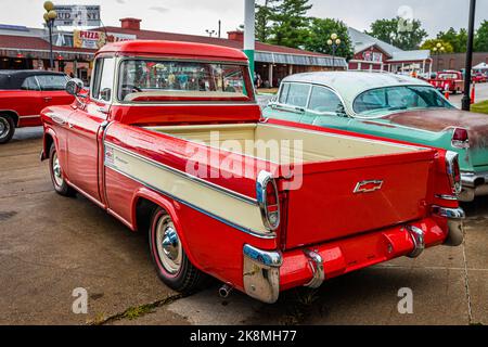 Des Moines, Iowa - 01 luglio 2022: Vista dall'alto dell'angolo posteriore di un camioncino Chevrolet 3124 Cameo Carrier Pickup 1957 in una fiera automobilistica locale. Foto Stock