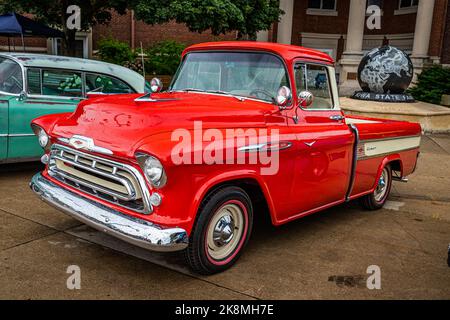 Des Moines, Iowa - 01 luglio 2022: Vista dall'alto dell'angolo anteriore di un camioncino Chevrolet 3124 Cameo Carrier Pickup del 1957 in una fiera automobilistica locale. Foto Stock