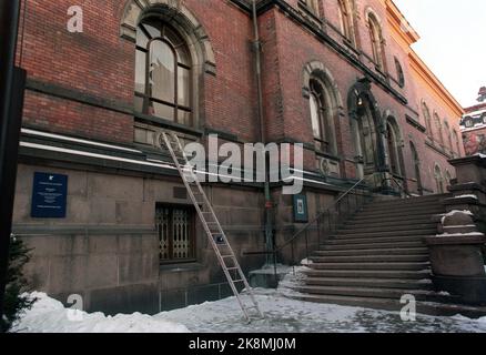 Oslo 19940212; il dipinto di Edvard Munch '' Scream '' è stato rubato attraverso questa finestra della National Gallery. C'è una scala fino al finestrino. (In seguito, Pål Enger fu condannato per il furto). Foto: Stig B. Hansen, NTB / NTB Foto Stock