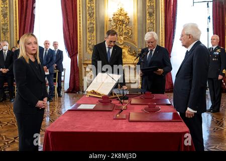 Italia, Roma 22 ottobre 2022 il Presidente italiano Sergio Mattarella (R) e il primo Ministro Giorgia Meloni partecipano alla cerimonia di giuramento del nuovo gabinetto Foto Stock