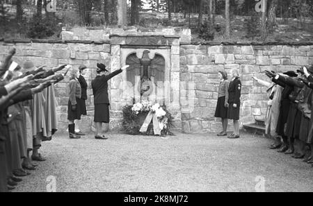 WW2 Oslo 19440521 donne tedesche a Oslo hanno messo fiori al cimitero di guerra di Ekeberg. Saluto nazista. Tutto il saluto. Foto: NTB *** Foto non elaborata ***** Foto Stock