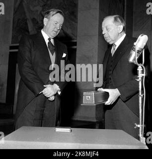 Oslo 19571210 il Premio della Pace: Premio Nobel per la Pace 1957 a Lester Bowles Pearson, ex Ministro degli Esteri del Canada, e Presidente dell'Assemblea Generale delle Nazioni Unite. Qui, Pearson (TV) riceve il premio dal direttore del Nobel Institute Gunnar Jahn durante la cerimonia presso l'Aula dell'Università. Foto: NTB / NTB Foto Stock