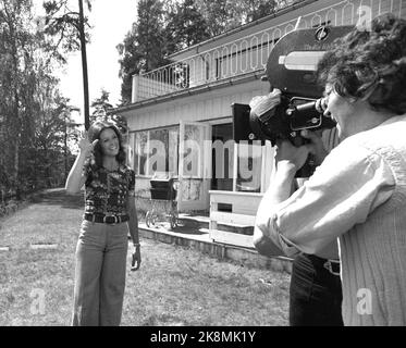 Nesøya 19740525. L'artista Wenche Myhre ha un successo tempestoso a Stoccolma, ma ora è in visita a casa su Nesøya per registrare un magnifico 'Wenche show' nella televisione tedesca, dove anche suo figlio Kim si unirà. Wenche Myhre intratterrà milioni di telespettatori della Germania occidentale nei giorni autunnali. Onde. Foto: Aage Storløkken corrente / NTB Foto Stock