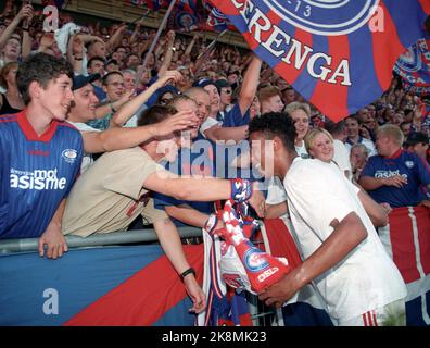 Oslo 6 agosto 1997. Il calciatore John Carew saluta i sostenitori. Foto; Cornelius Poppe / NTB Foto Stock