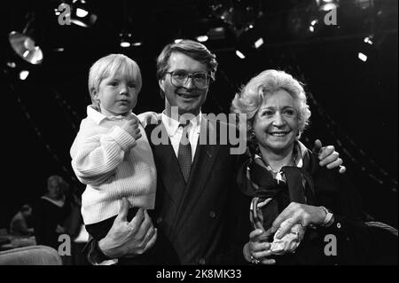 Oslo 19850929 Wenche Foss con suo figlio Fabian Stang e suo nipote Fabian Emil dopo il programma televisivo 'questa è la tua vita'. Foto: Henrik Laurvik / NTB Foto Stock