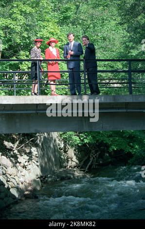 Oslo. La coppia reale svedese, la regina Silvia e il re Carl Gustaf, visitano la Norvegia con la coppia reale norvegese, la regina Sonja e il re Harald. Qui le regine Silvia e Sonja in un viaggio nel Nydalen lungo l'Akerselva. Foto; Bjørn Sigurdsøn / NTB Foto Stock