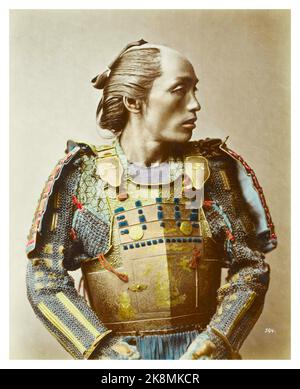 Barone Raimund von Stillfried - soldato Samurai-giapponese dalla vita in su. Sta in piedi di fronte alla sua sinistra mentre indossa una corazza ornata - 1881 Foto Stock