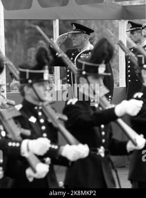 Oslo 1984-10: Scuola di guerra. Re Olav V ispeziona la Scuola di guerra in relazione ad essa sono stati 60 anni da quando egli stesso si è laureato dalla scuola, 18 ottobre 1984. Foto: Erik Thorberg / NTB Foto Stock