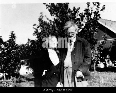 Hurum 19360902. Leon Trotsky e la moglie Natalia Sedova fuori Sundby su Storsand in Hurum. Trotsky lo chiamò 'prigione di Sundby'. Erano venuti qui circa tre mesi prima di lasciare la Norvegia per sempre. Il politico Leon Trotsky / Lev Trotsky era rimasto in Norvegia nell'estate del 1936. In agosto doveva comparire in tribunale. Il processo si è concluso con l'espulsione dalla Norvegia a causa di. Attività politica illegale. Ricevette asilo politico in Messico, dove si recò in seguito. Fu ucciso da agenti nel 1940. Foto: NTB / NTB Foto Stock