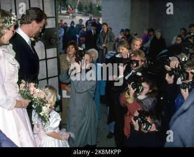 Oslo 19891209: Cathrine Ferner, nipote del re Olav, sposa Arild Johansen nella chiesa di Ris a Oslo. C'era un grande interesse mediatico per il matrimonio. Qui è una grande offerta di fotografi di stampa fuori della chiesa. Foto: Knut Falch Foto Stock