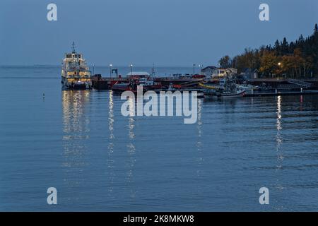 TADOUSSAC, CANADA, 13 ottobre 2022 : il porto di Tadoussac alla notte. Tadoussac è conosciuta come una destinazione turistica a causa della bellezza aspro o Foto Stock