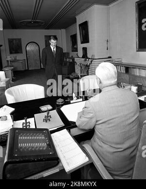 Oslo 196306. L'autore Finn Alnæs ha vinto il premio norvegese nel concorso rumeno nordico. È accolto nella carica di direttore editoriale Harald Grieg (con le sue spalle) a Gyldendal Norsk Forlag. Foto Ivar Aaserud / corrente / NTB Foto Stock