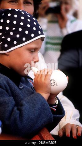 Kongsberg 19770904: Principessa Märtha Louise - in blu girato con puntini - fotografata sui Giochi di Donald Duck nel 1977. Qui la principessa salta un Donald Duck Ballong. NTB Stock Photo: Nils Maudal / NTB Foto Stock