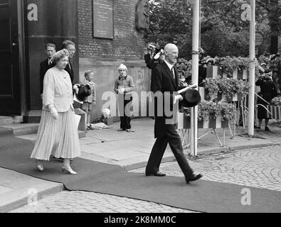 Oslo 19520803. Re Haakon 80 anni 3 agosto 1952. Re Haakon sulla sua uscita dopo il servizio di festa nella cattedrale in connessione con la celebrazione del compleanno. Foto: NTB / NTB Foto Stock