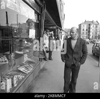 Oslo 19740323. Fredrik Fasting Torgersen (39) è uscito dalla prigione dopo 16 anni per omicidio, ma ritiene di essere innocentemente condannato, l'avvocato ha chiesto nuovamente il caso. Dopo essere uscito ha il comune ha fornito un appartamento in una casa indipendente a 12 km da Oslo, e ora è in corso di decorazione di una stanza che diventerà un istituto di formazione a Chr. Porta di Kroghs. Qui da una passeggiata sulla città dove spesso riconosce gli occhi del collo di persone che lo riconoscono. Foto: Aage Storløkken corrente / NTB Foto Stock