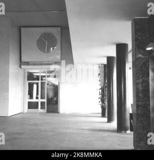 Oslo 194512. La nuova Broadcasting House (Norwegian National Broadcasting) a Marienlyst è stata completata. Nuovi locali e nuovi ausili tecnici forniscono i programmi WiNG. Qui vediamo dalla reception con colonne scure e pareti in marmo bianco. Foto: Leif Ørnelund corrente / NTB Foto Stock