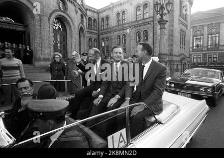 Oslo 19691010 gli astronauti americani Buzz Aldrin, Neil Armstrong e Michael Collins di 'Apollo 11', che all'inizio dello stesso anno sbarcarono sulla luna, sono in tour europeo. Qui i tre visitarono lo Storting, e dopo la visita guidarono in macchina aperta fino a Karl Johan. Da V: Aldrin, Armstrong e Collins. I coniugi seguirono in un'auto chiusa. Foto: Aage Storløkken / corrente / NTB Foto Stock