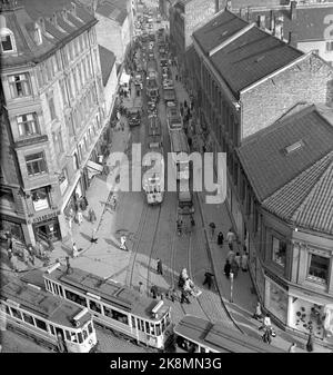 Oslo 195004. Quando arriva il crollo traffico e l'ora di punta a Oslo nel 1950. La foto: Brugata, una delle strade laterali di Storgata, ha anche un traffico vivace. La foto è scattata dopo la fine delle ore di ufficio una vita quotidiana, e solo su questo breve ceppo stradale si può contare 7 tram. La guida a due vie di Sporvei aiuta notevolmente a suggorare il traffico in strada. Le auto che devono attraversare Brugata in questo momento della giornata sono più o meno a seguire la linea del tram. Foto: Arne Kjus / corrente / NTB Foto Stock