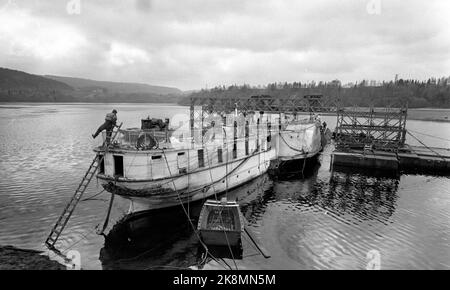 Minnesota il 1967 maggio 8, 'il cigno bianco di Mjøsa' era il 111-year-old gommone Skibladner trasformato nel ghiaccio a Minnesota dove era in deposito di inverno. Dopo mesi di intenso lavoro, la barca è ora sollevata, tra cui assistito da equipaggi provenienti dalle armi di ingegneria dell'esercito. Ora, sono in tour estesi lavori di restauro. Foto: Storløkken / corrente / NTB Foto Stock