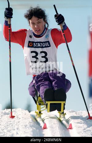 Lillehammer 19940311 Paralimpiadi-94 / Giochi Olimpici per disabili / Sport per disabili. Qui il partecipante norvegese Kirsti Hoøen in azione in cross-country / sled / pigging. Foto: Aleksander Nordahl / NTB / NTB Foto Stock