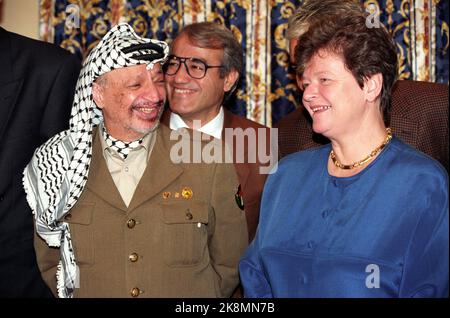 Oslo 19941211: Il primo Ministro Gro Harlem Brundtland nel colloquio con Yasir Arafat. Il Premio Nobel per la pace 1994 è diviso tra Yasir Arafat, Shimon Peres e Yitzhak Rabin. Foto: Lise Åserud NTB / NTB Foto Stock