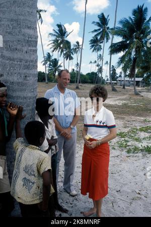 Isola di Mafia, Tanzania, novembre 1981. Il principe ereditario Harald e la principessa Sonja visitano la Tanzania. Foto: NTB / NTB Foto Stock